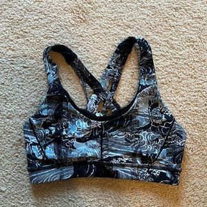 Lululemon bra with pockets along bust